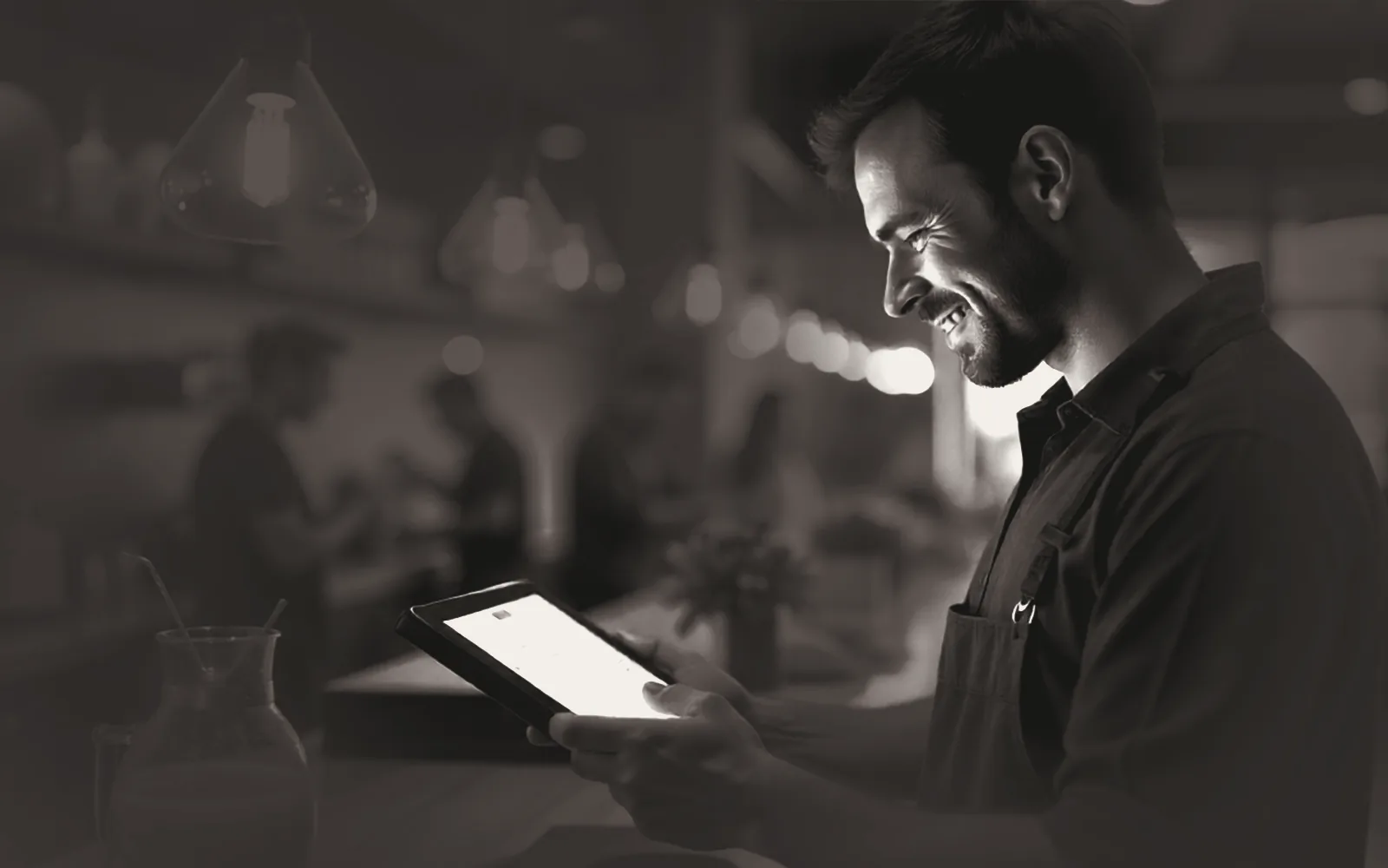 Kafede tablet ile sipariş yöneten işletmeci