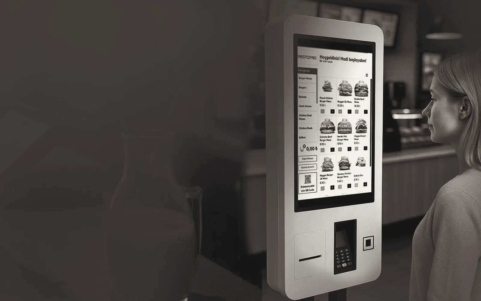 RestoPOS self servis kiosk ekranında sipariş veren misafir